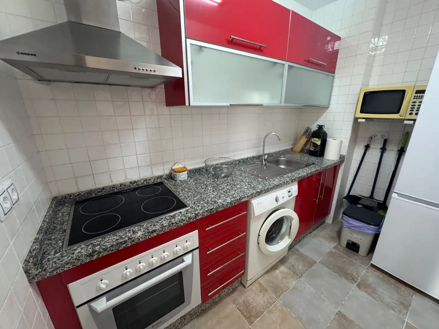 Cuina de Apartament de lloguer en Fuengirola amb Aire condicionat, Terrassa i Moblat