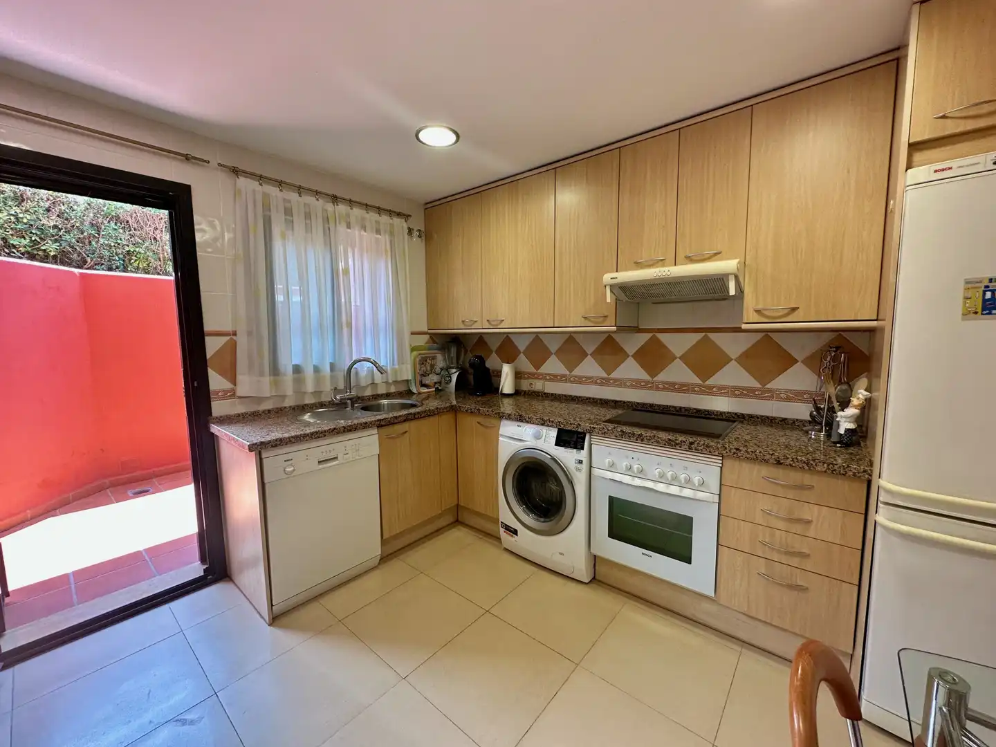 Cuina de Casa adosada de lloguer en Marbella amb Aire condicionat, Jardí privat i Terrassa