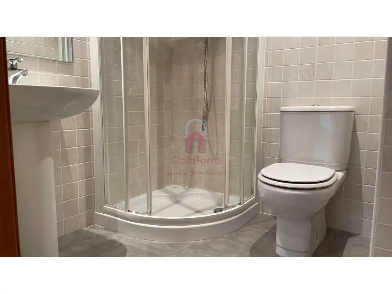 Bathroom of Flat for sale in Terrassa  with Air Conditioner, Heating and Parquet flooring