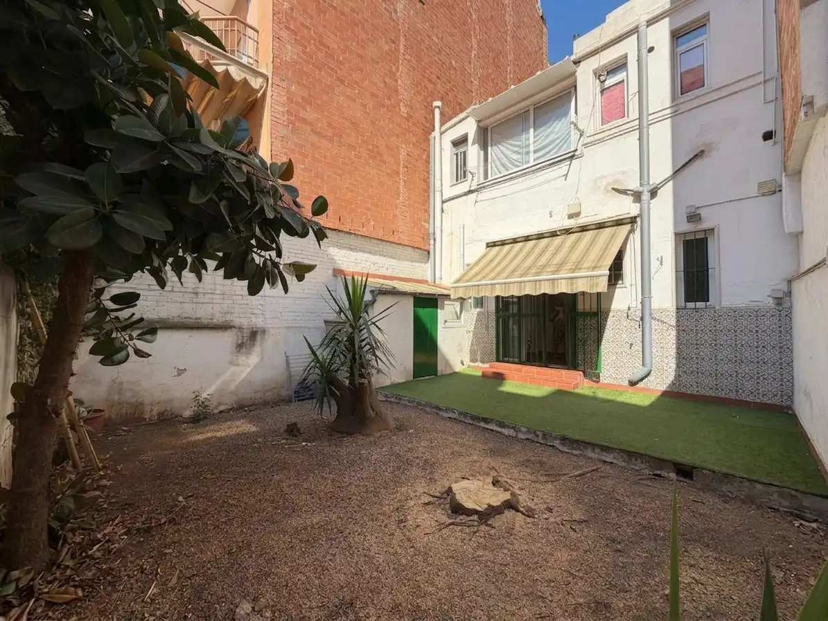 Vista exterior de Casa adosada en venda en Barcelona amb Calefacció i Jardí privat