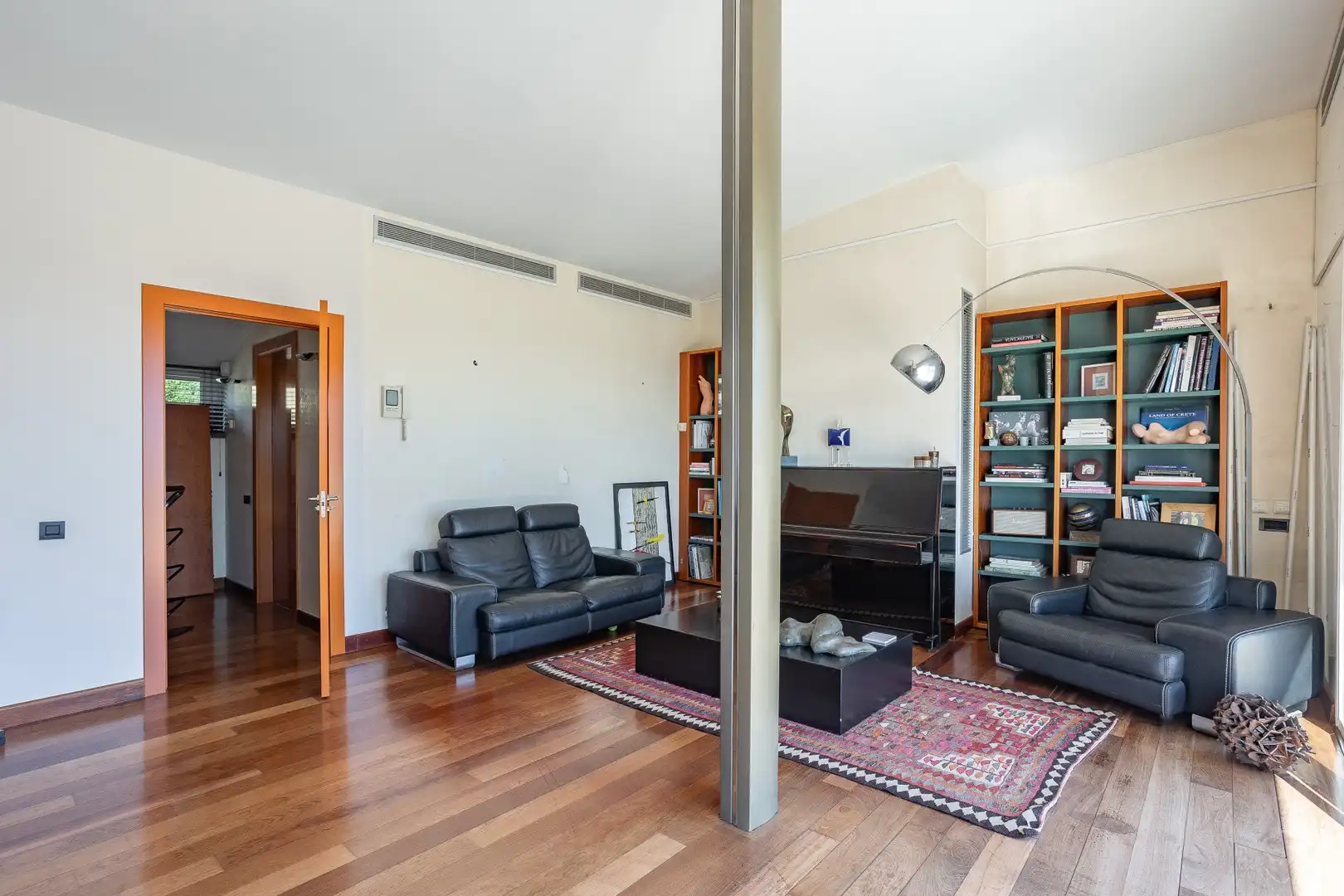Sala d'estar de Casa o xalet en venda en Esplugues de Llobregat amb Aire condicionat, Calefacció i Terrassa