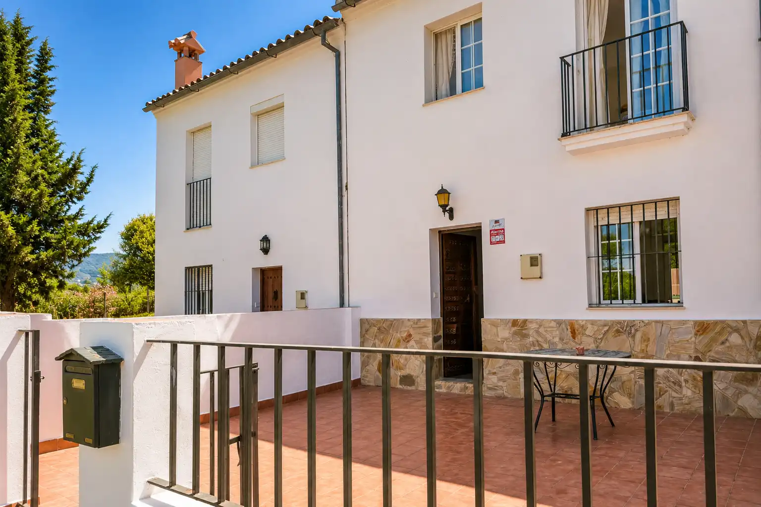 Vista exterior de Casa adosada en venda en Zahara amb Moblat, TV i Balcó