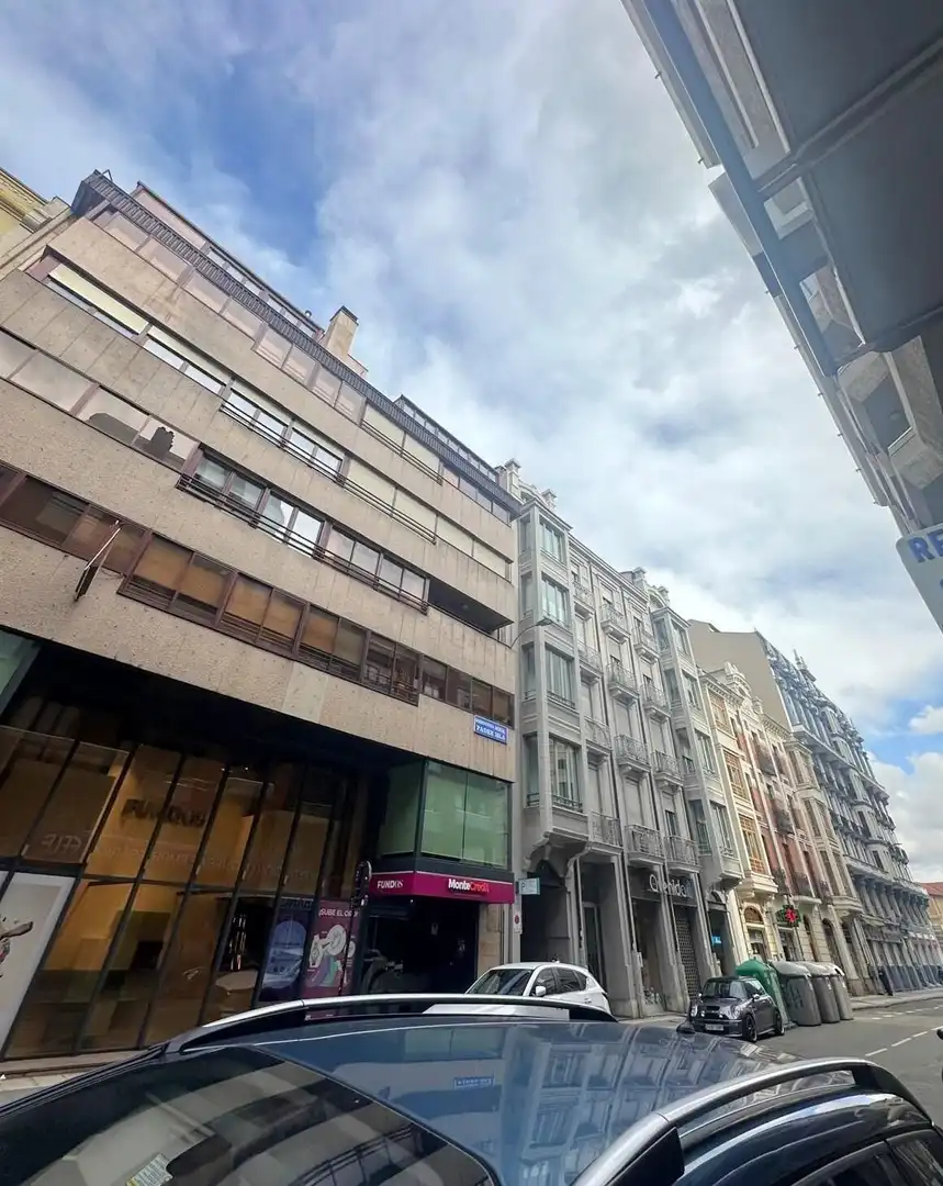 Vista exterior de Pis en venda en León Capital  amb Calefacció, Parquet i Terrassa