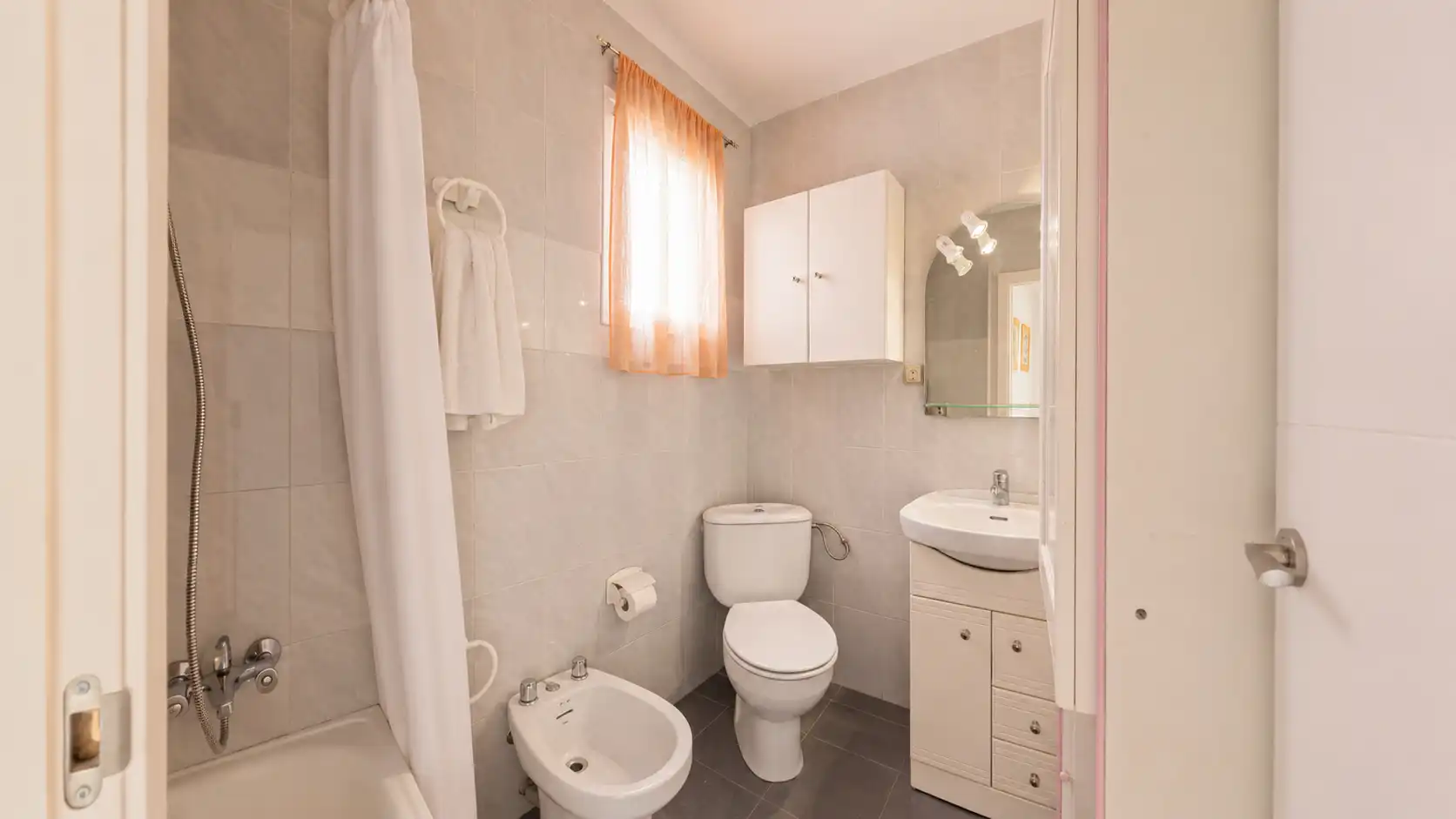 Badezimmer von Dachboden zum Verkauf in Cunit mit Parkett, Terrasse und Balkon