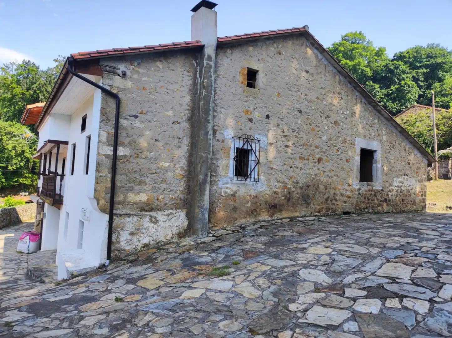 Vista exterior de Casa adosada en venda en Corvera de Toranzo amb Calefacció, Jardí privat i Parquet