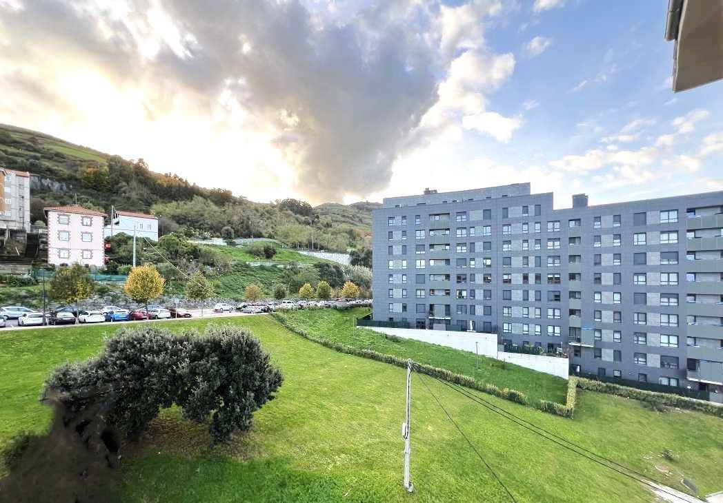 Vista exterior de Pis en venda en Santurtzi  amb Calefacció