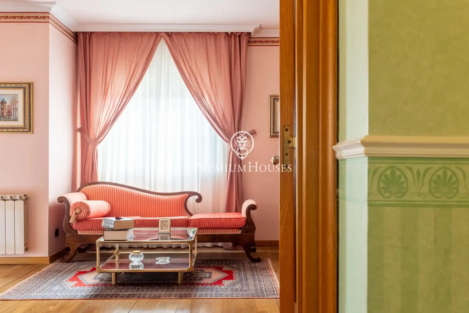 Sala d'estar de Casa o xalet en venda en Mataró amb Calefacció, Jardí privat i Parquet