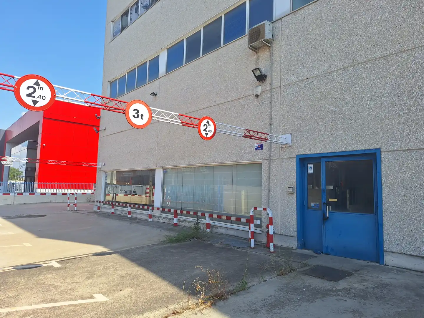 Vista exterior de Nau industrial en venda en Getafe amb Alarma