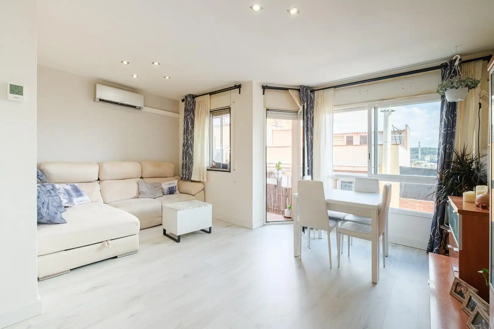 Sala de estar de Piso en venta en Sant Andreu de la Barca con Aire acondicionado, Calefacción y Parquet