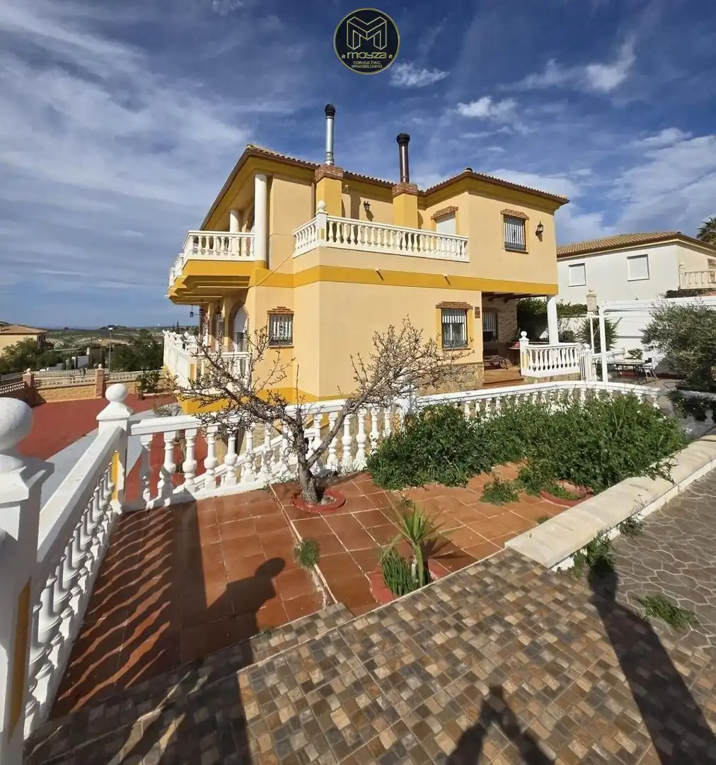 Vista exterior de Casa o xalet en venda en Jaén amb Aire condicionat, Traster i Piscina