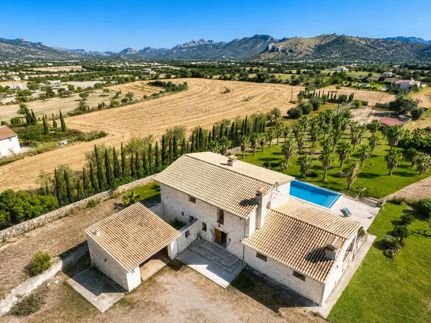 Vista exterior de Casa o xalet en venda en Lloret de Vistalegre amb Aire condicionat, Terrassa i Piscina
