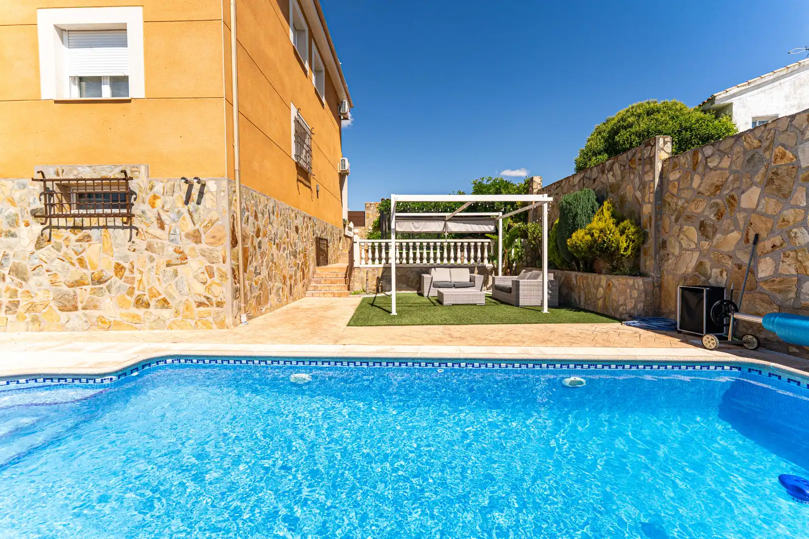 Piscina de Casa o chalet en venta en Serranillos del Valle con Aire acondicionado, Calefacción y Jardín privado