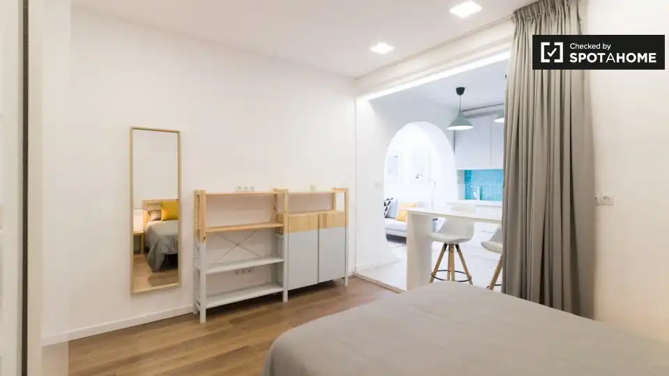 Dormitori de Estudi per a compartir en Barcelona amb Aire condicionat, Terrassa i Moblat