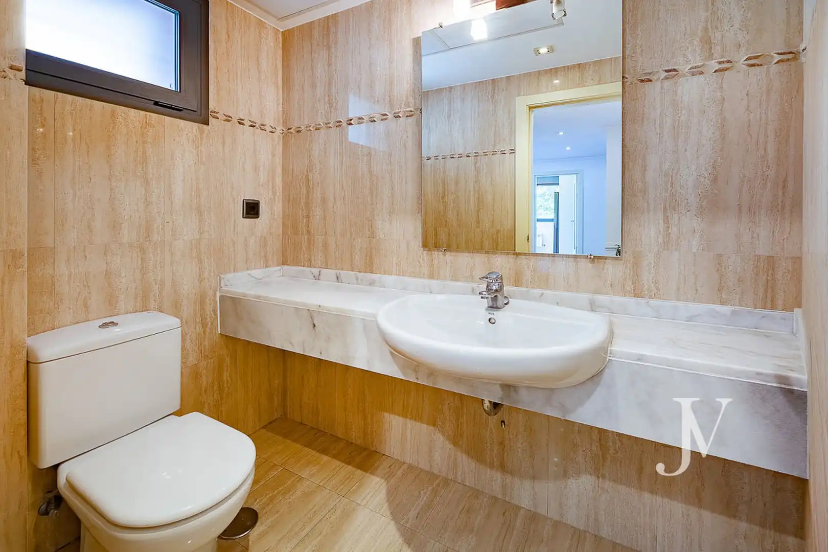 Badezimmer von Einfamilien-Reihenhaus zur Miete in La Moraleja mit Klimaanlage, Heizung und Privatgarten