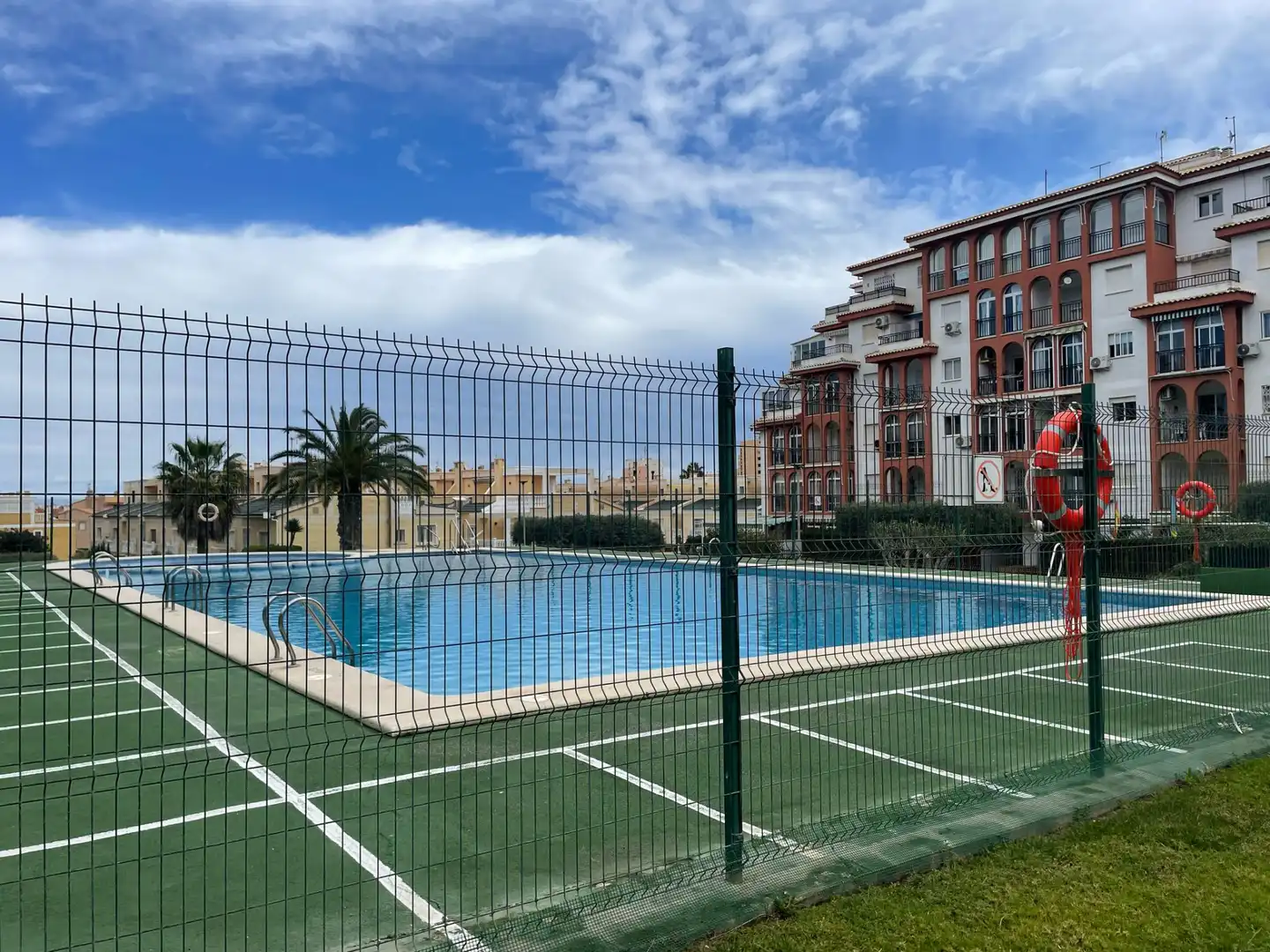 Piscina de Piso en venta en Torrevieja con Terraza, Amueblado y Lavadora