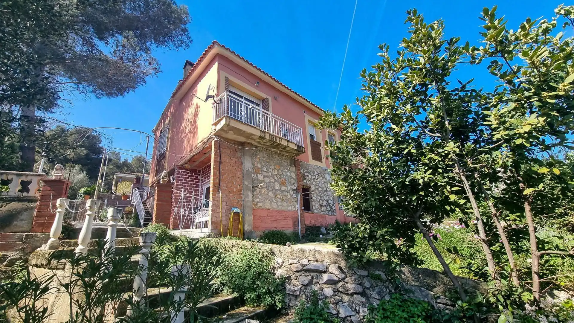 Vista exterior de Casa o chalet en venta en La Bisbal del Penedès con Trastero, Piscina y Balcón