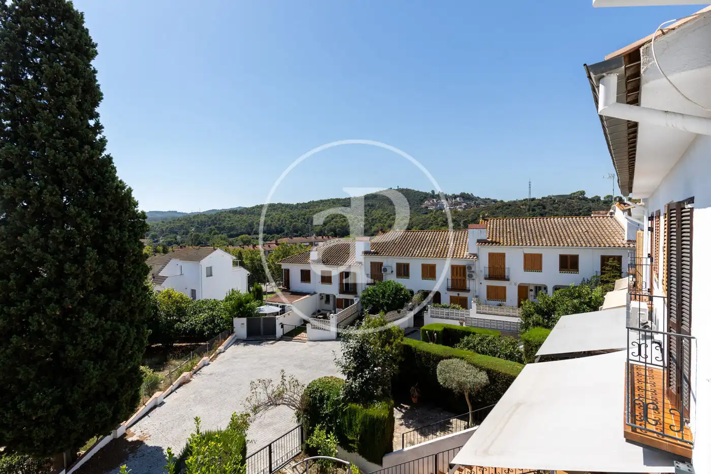 Vista exterior de Casa adosada en venda en Cerdanyola del Vallès amb Aire condicionat, Calefacció i Jardí privat