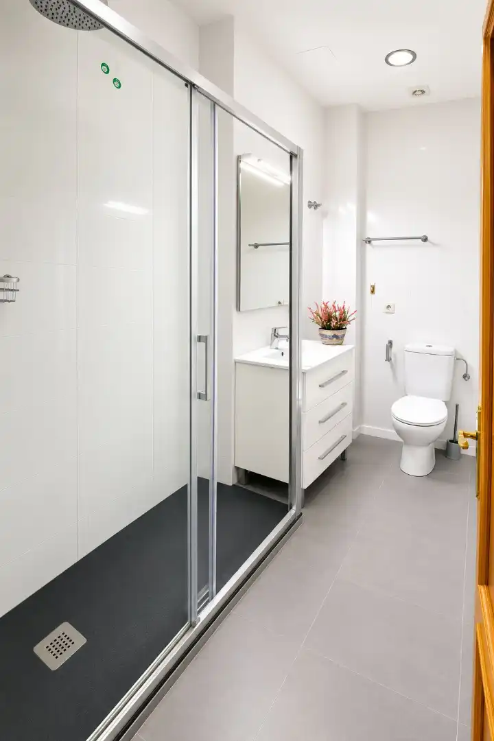 Bathroom of Flat for sale in Madrid  with Parquet flooring, Washing machine and Alarm