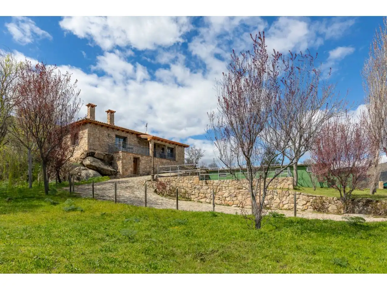 Außenansicht von Haus oder Chalet zum Verkauf in El Tiemblo  mit Klimaanlage, Heizung und Privatgarten