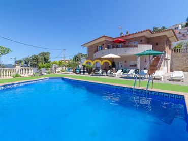 Villa mit Pool zum Verkauf in Arbres