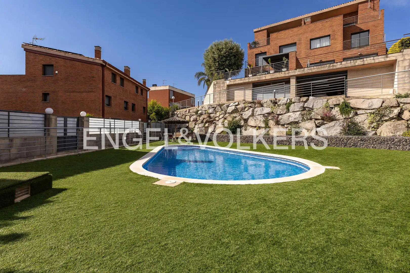 Piscina de Casa adosada de alquiler en Tiana con Aire acondicionado, Calefacción y Jardín privado