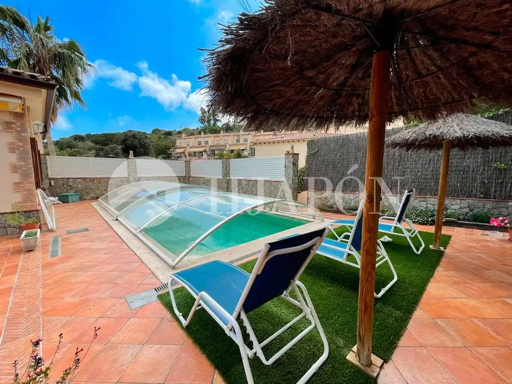 Piscina de Casa o xalet en venda en Alella amb Jardí privat, Terrassa i Traster