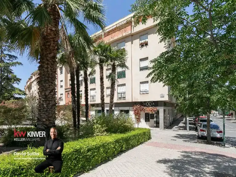 Vista exterior de Pis en venda en  Granada Capital amb Aire condicionat i Piscina