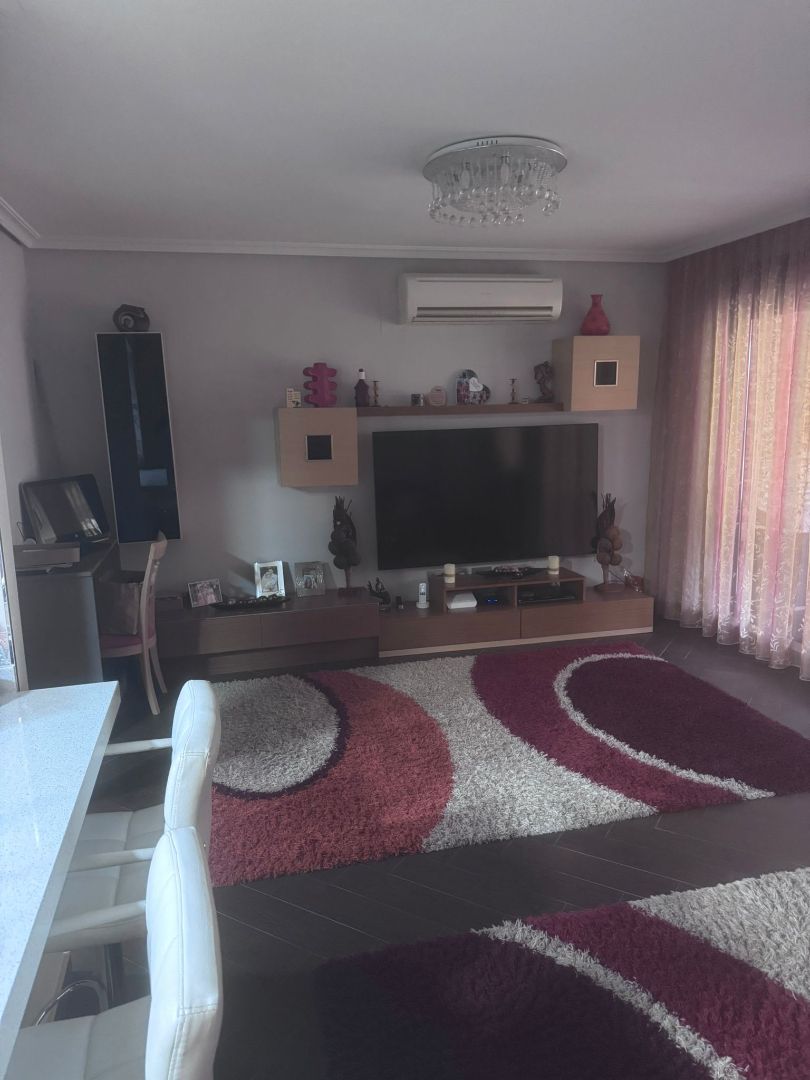 Wohnzimmer von Einfamilien-Reihenhaus zum Verkauf in Arganda del Rey mit Klimaanlage, Heizung und Privatgarten