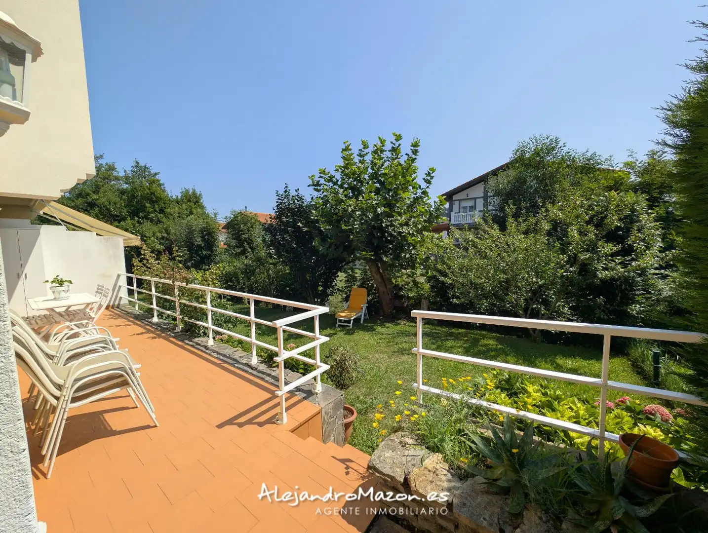 Terrasse von Einfamilien-Reihenhaus zum Verkauf in Castro-Urdiales mit Heizung, Privatgarten und Terrasse