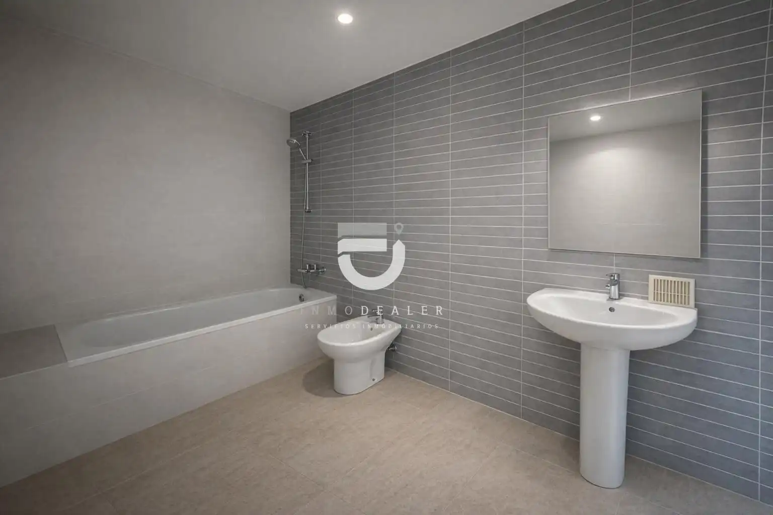 Baño de Piso en venta en Gandia con Jardín privado, Terraza y Balcón