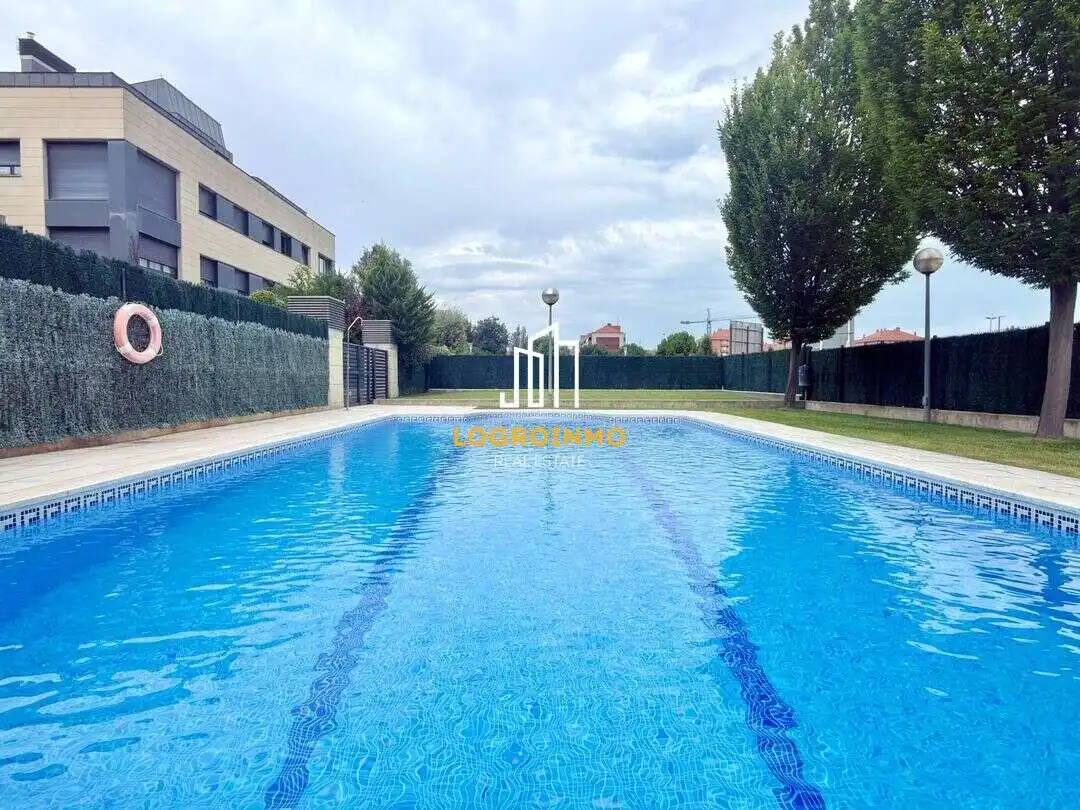 Swimming pool of Flat for sale in  Logroño  with Air Conditioner, Heating and Private garden
