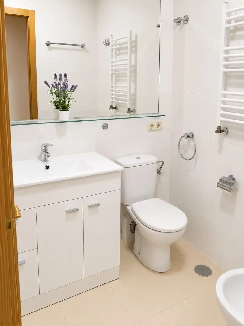 Bathroom of Flat for sale in Madrid  with Parquet flooring, Washing machine and Alarm
