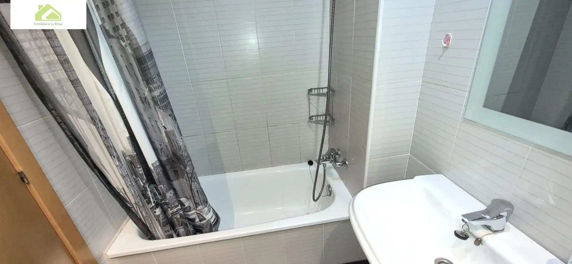 Bany de Pis en venda en Zamora Capital  amb Calefacció, Terrassa i Piscina comunitària