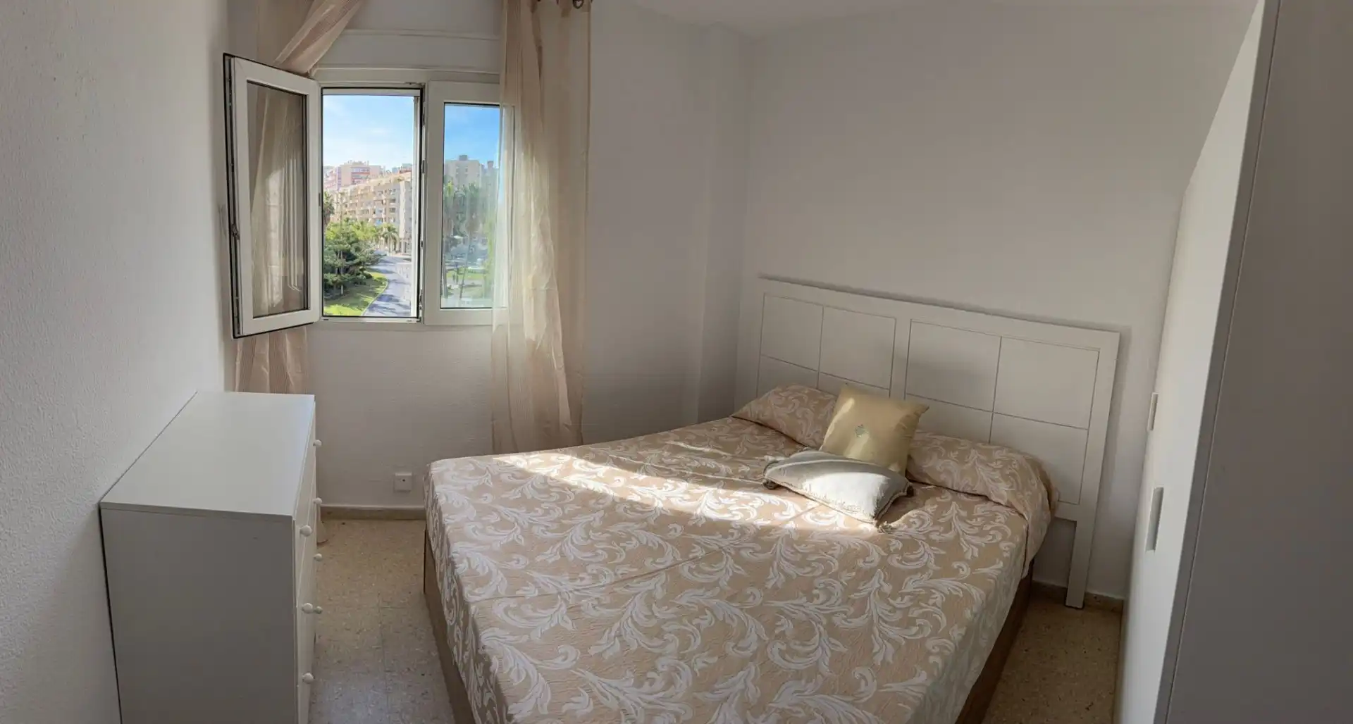 Dormitori de Apartament en venda en Torremolinos amb Aire condicionat, Terrassa i Traster