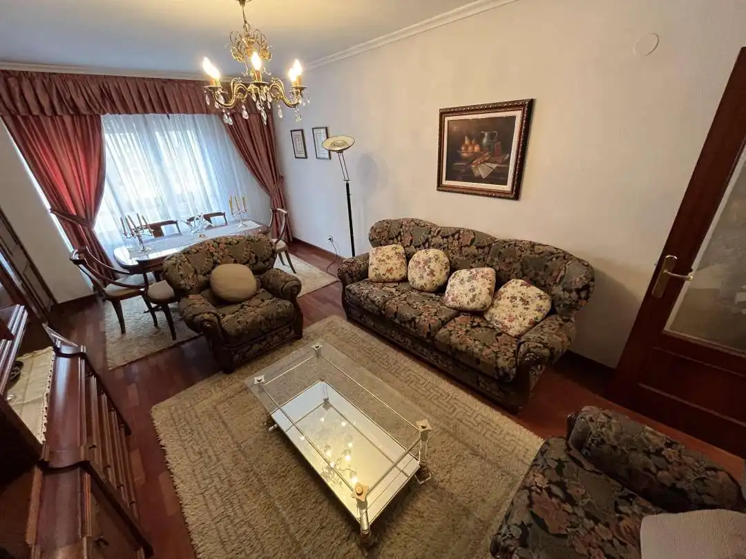 Sala de estar de Piso en venta en Medina de Pomar con Calefacción, Trastero y Amueblado