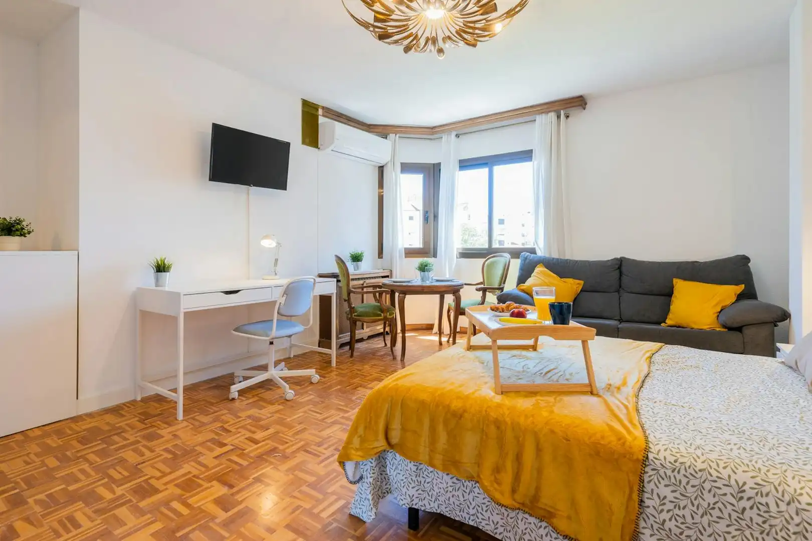 Schlafzimmer von Wohnung zur untervermieten in Valencia mit Möbliert, Waschmaschine und Fernseher