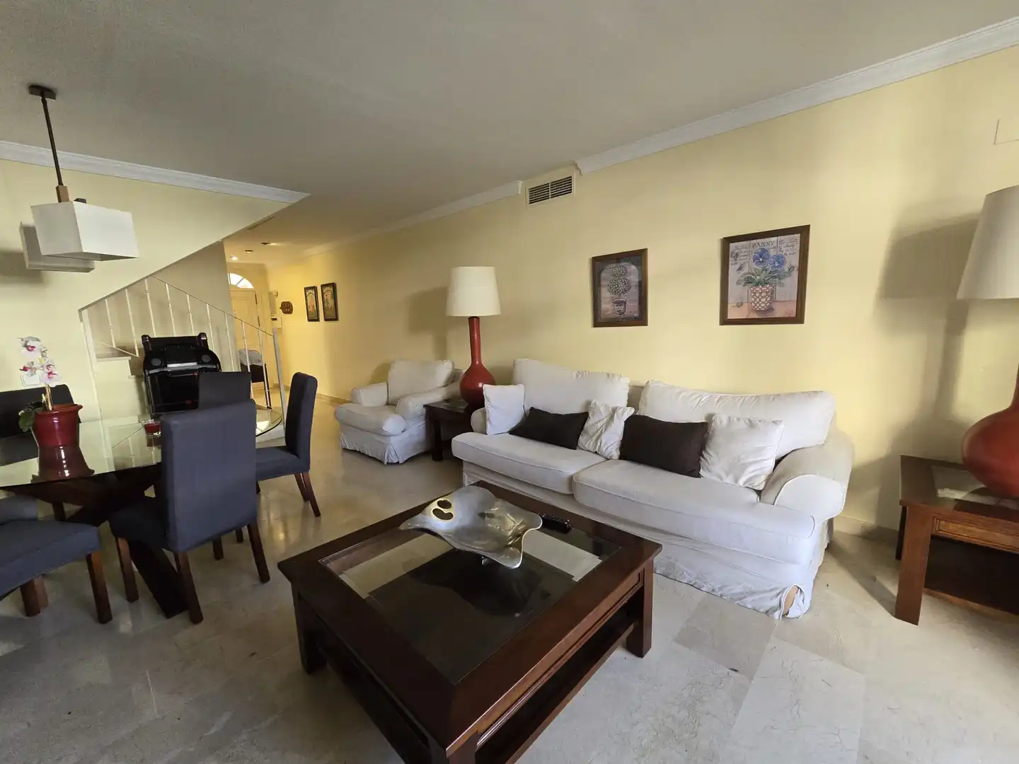 Wohnzimmer von Einfamilien-Reihenhaus zur Miete in Marbella mit Möbliert
