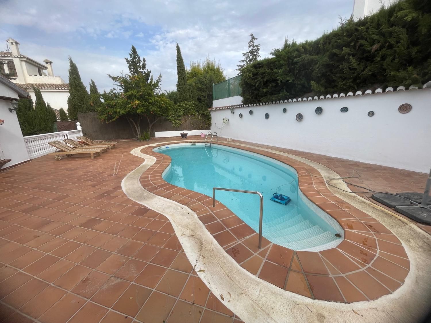Piscina de Casa adosada en venda en La Zubia amb Aire condicionat, Traster i Moblat