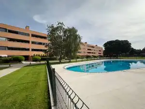 Piscina de Pis en venda en Pozuelo de Alarcón amb Traster, Alarma i Piscina comunitària