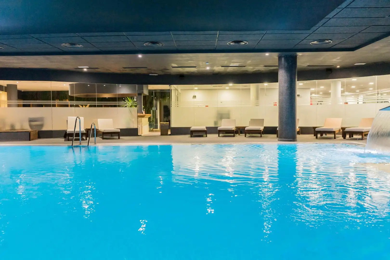 Swimming pool of Flat for sale in Benahavís  with Air Conditioner, Heating and Private garden