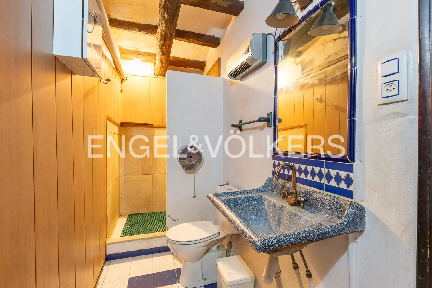 Bathroom of Houses for sale in Alcoy / Alcoi  with Air Conditioner, Heating and Private garden