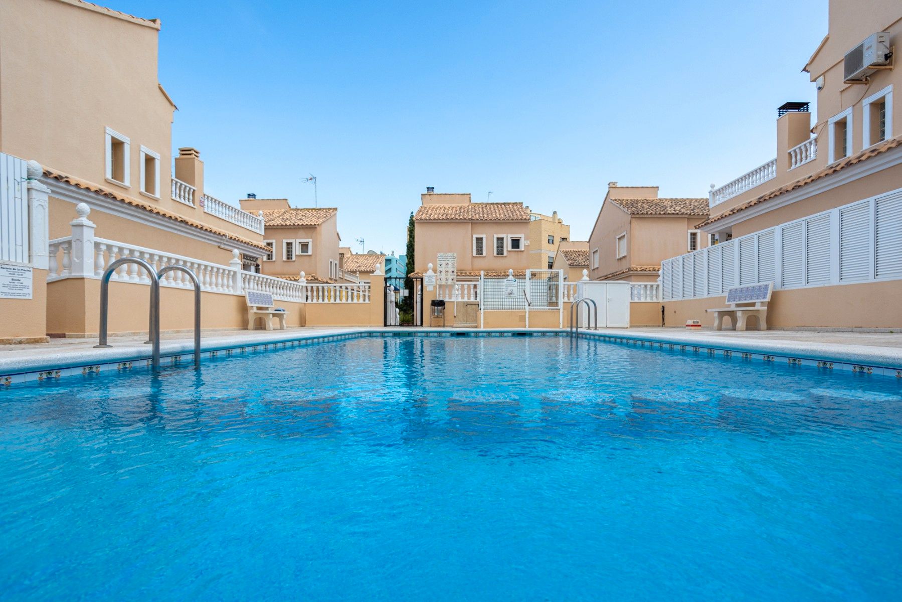 Piscina de Casa o chalet en venta en Guardamar del Segura con Aire acondicionado, Terraza y Trastero