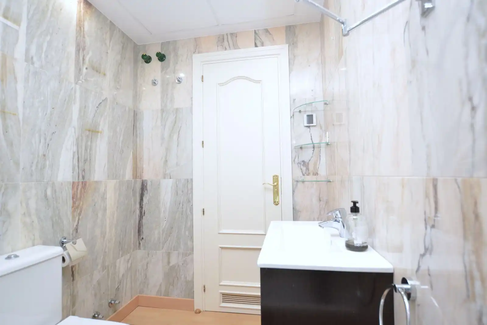 Baño de Apartamento en venta en Marbella con Terraza, Trastero y Amueblado