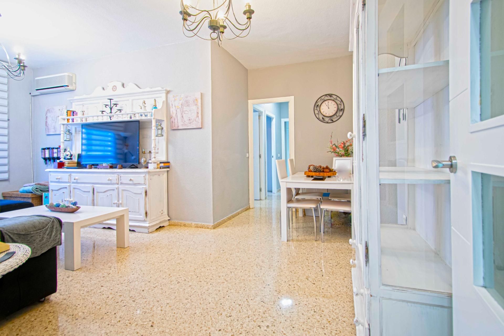 Menjador de Pis en venda en  Sevilla Capital amb Aire condicionat i Jardí privat