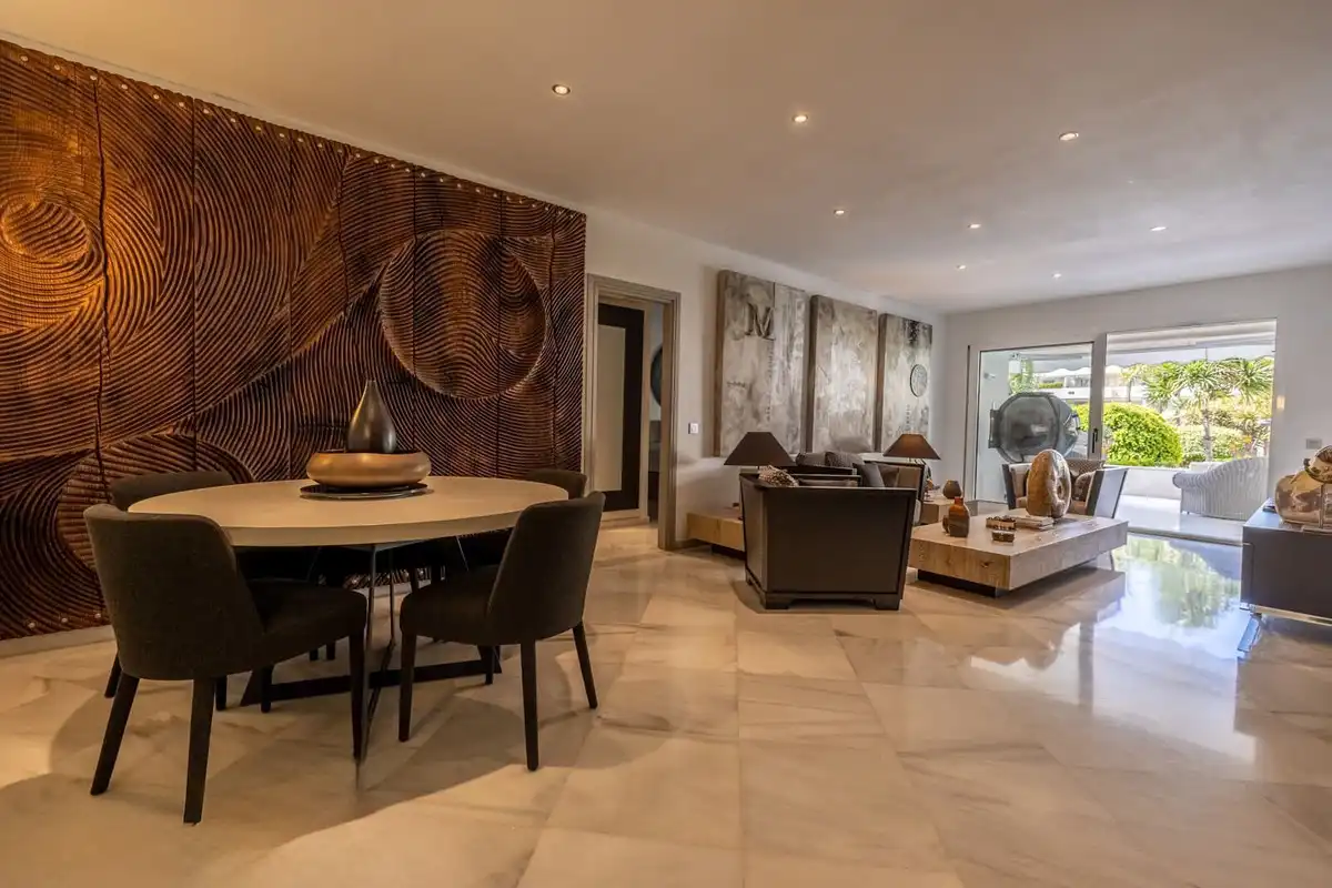 Esszimmer von Erdgeschoss zum Verkauf in Marbella mit Klimaanlage, Privatgarten und Terrasse