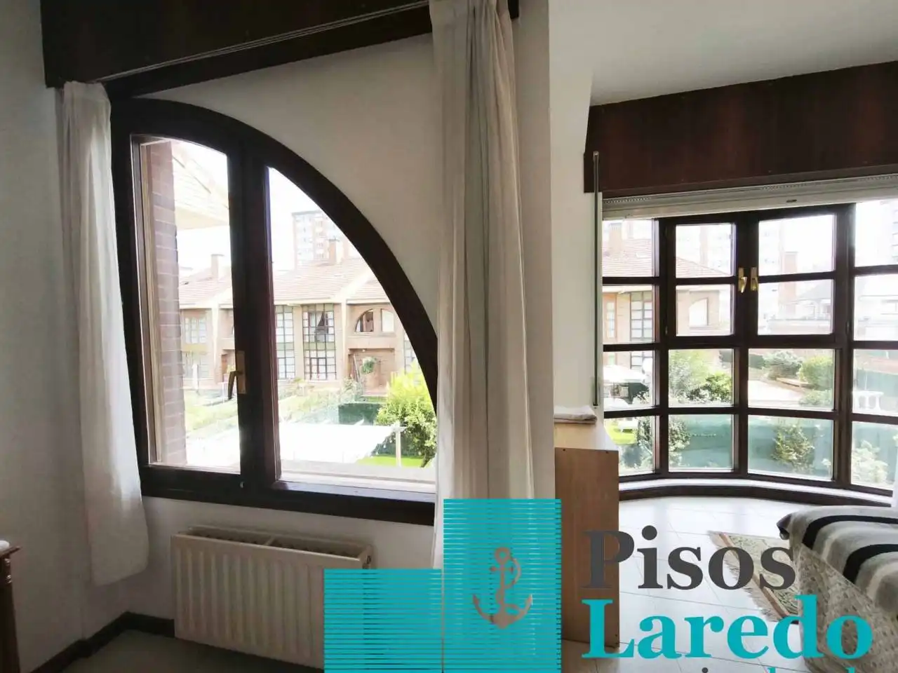 Casa adosada en venda en Laredo amb Calefacció, Jardí privat i Parquet