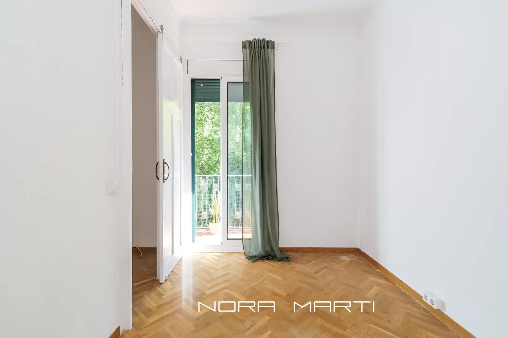 Schlafzimmer von Wohnung zum Verkauf in Barcelona mit Klimaanlage, Parkett und Terrasse