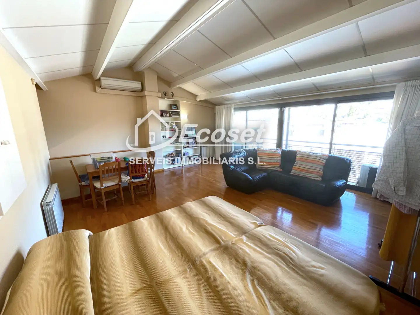 Wohnzimmer von Einfamilien-Reihenhaus zum Verkauf in Vallirana mit Klimaanlage, Heizung und Terrasse