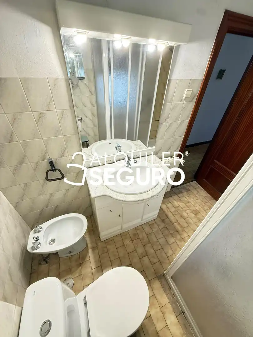 Bathroom of Flat for rent in Madrid  with Air Conditioner, Heating and Terrace