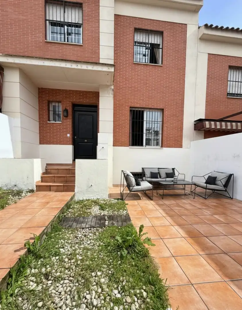 Terrasse von Einfamilien-Reihenhaus zum Verkauf in Dos Hermanas mit Klimaanlage, Möbliert und Ofen